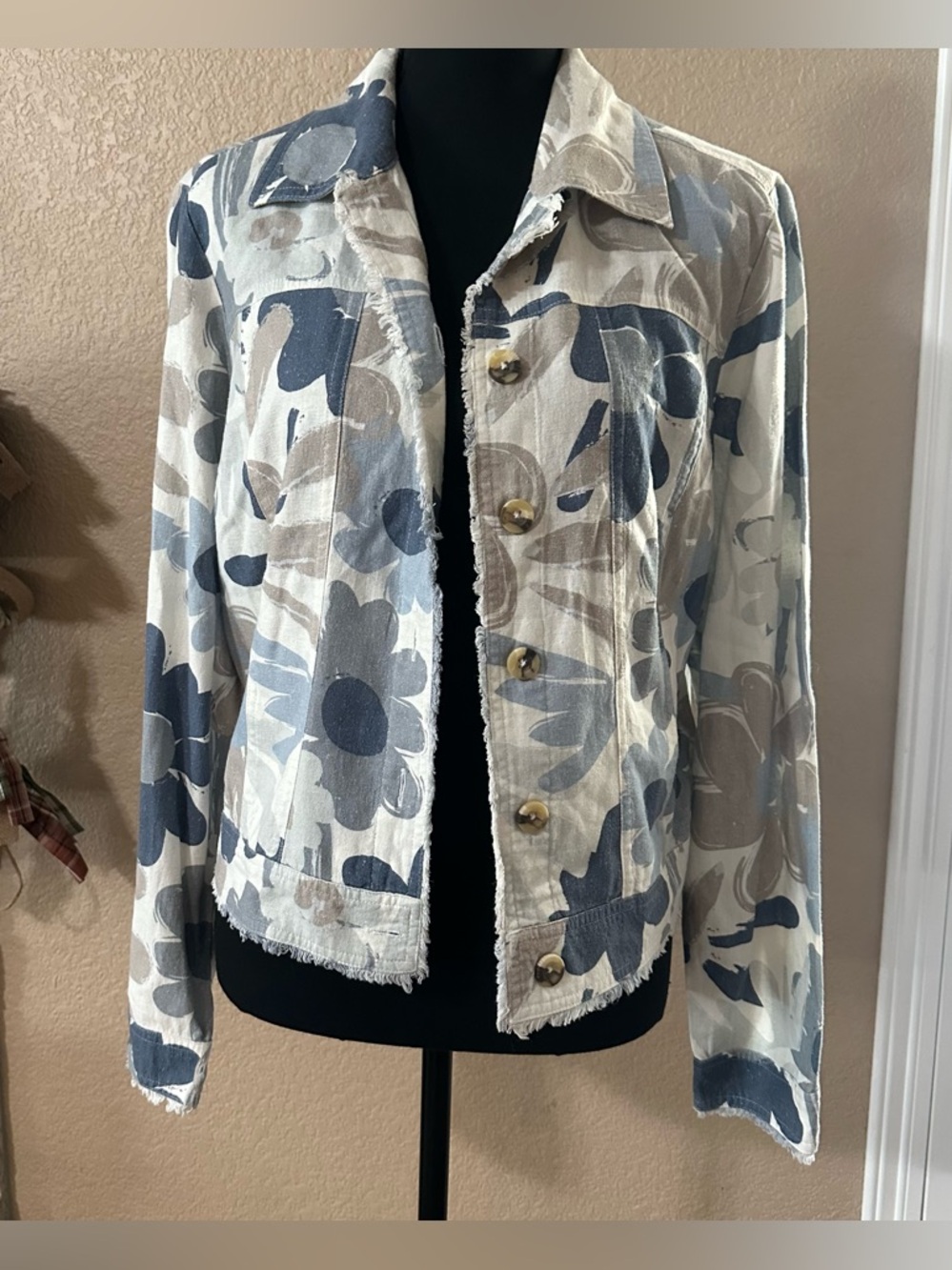 Charlie B linen/rayon blend flower cropped jacket raw hem women’s M